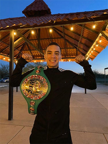 El boxeador mexicano presume su nuevo cetro 