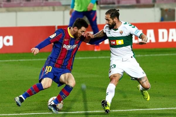 Messi intenta superar a un rival en el juego contra Elche