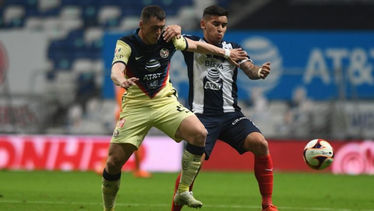 Viñas pelea el balón con Sebastián Vegas en Rayados vs América