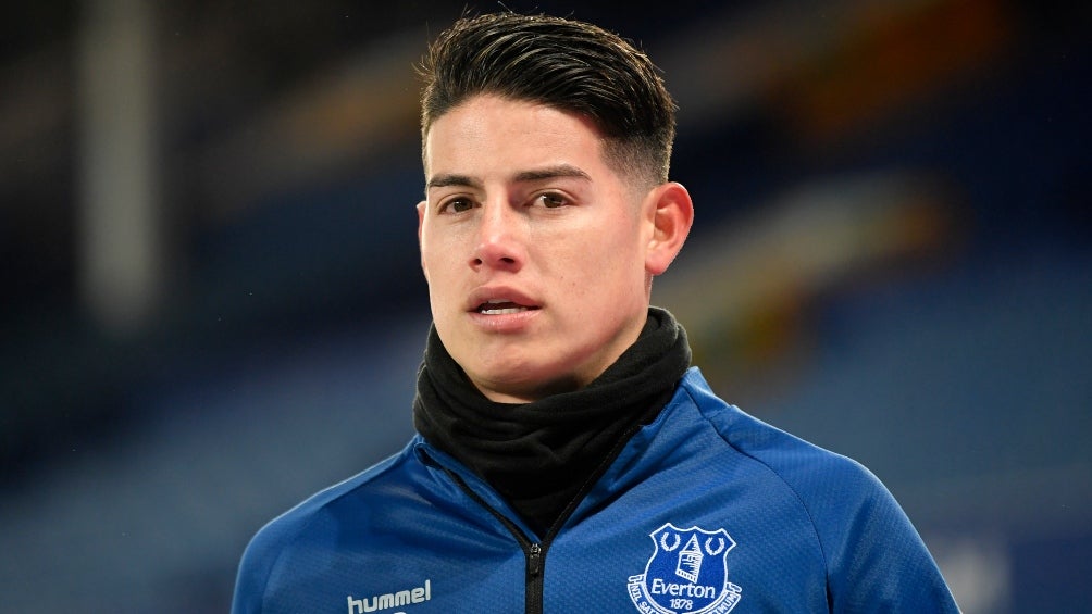 James Rodríguez observa calentamiento del Everton