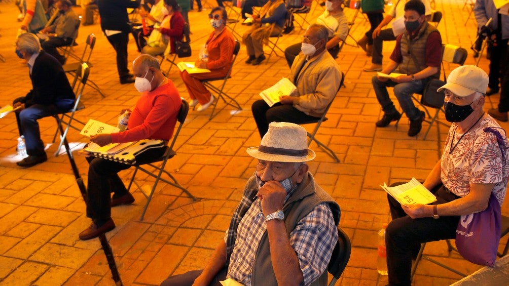 Adultos mayores en espera de vacuna del coronavirus