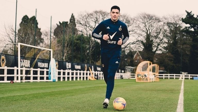 Raúl Jiménez en un entrenamiento con los Wolves