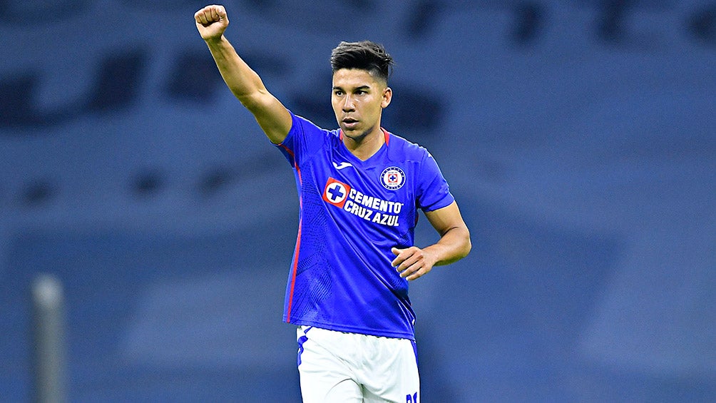 Fernández celebra un gol con Cruz Azul