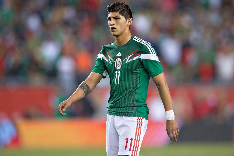 Alan Pulido en un partido con la Selección Mexicana