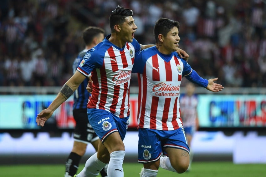 Alan Pulido festejando un gol con Eduardo López