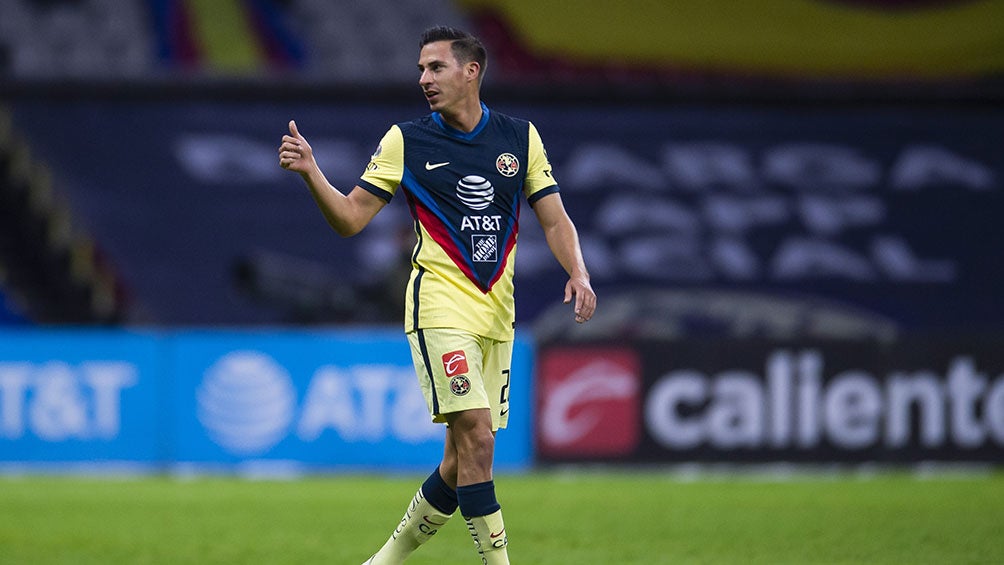 Mauro Lainez festeja un gol con América