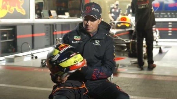 Sergio Pérez con el casco de Red Bull