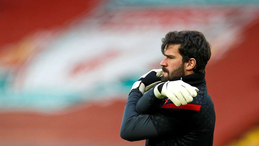 Alisson Becker previo a un partido con Liverpool