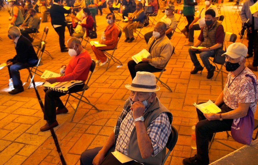 Personas de la tercera edad esperando su turno para ser vacunados