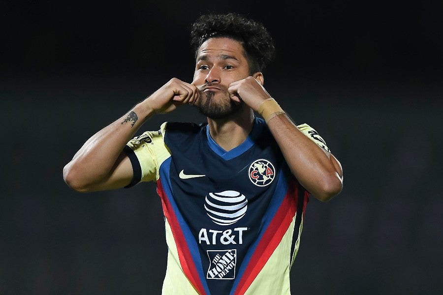 Bruno Valdez celebrando un gol con América