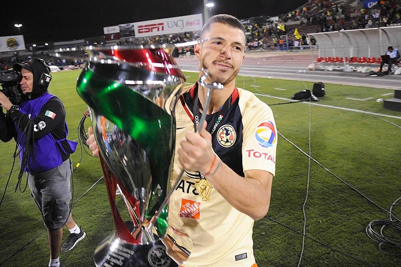 Guido levanta el trofeo de la Copa MX 