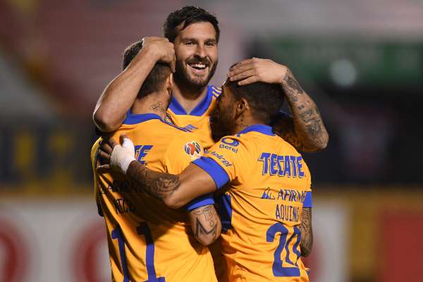 André-Pierre Gignac celebrando una anotación