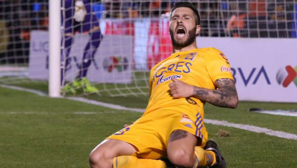 André-Pierre Gignac celebrando una anotación