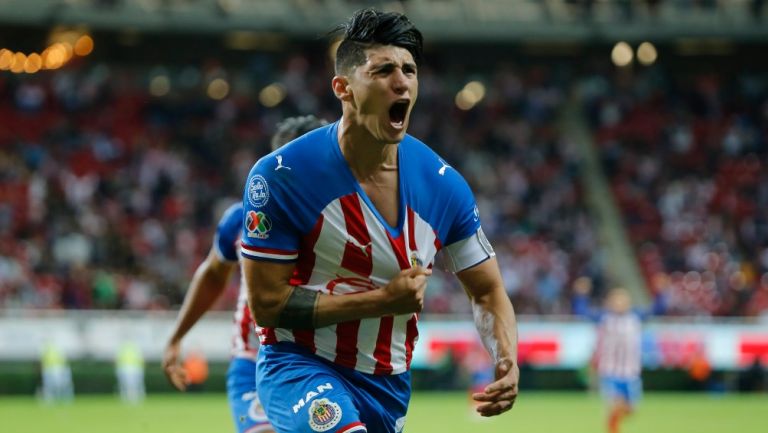 Alan Pulido en su paso por Chivas