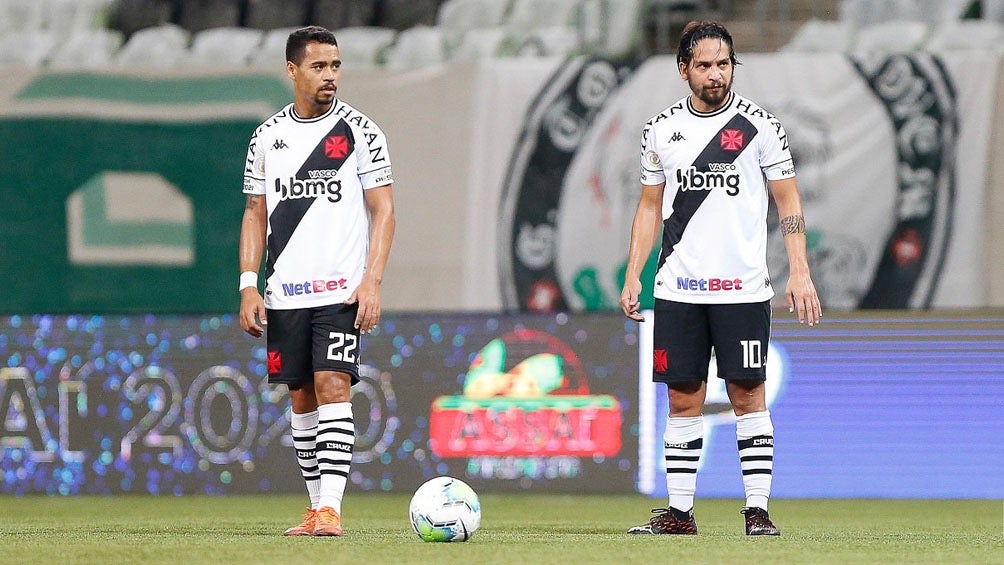 Jugadores del Vasco da Gama preparando un tiro