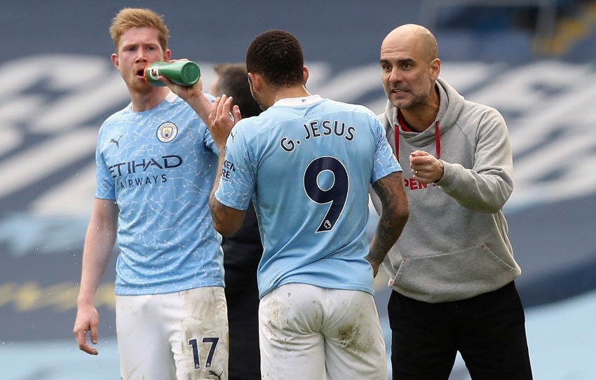 Pep Guardiola dándole indicaciones a Gabriel Jesús y Kevin De Bruyne 