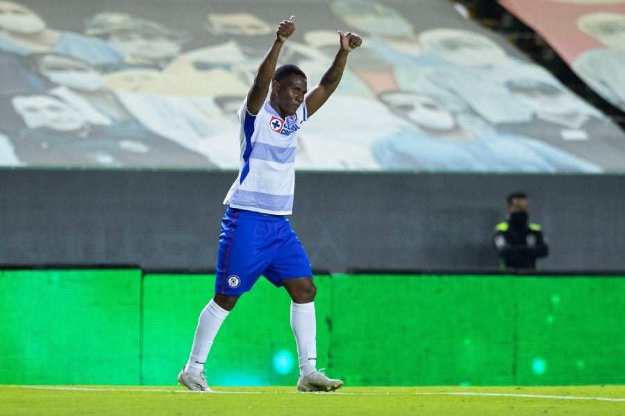 Bryan Angulo celebran gol vs León