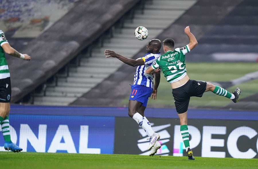 Moussa Marega pelea el balón con Gonzalo Inacio