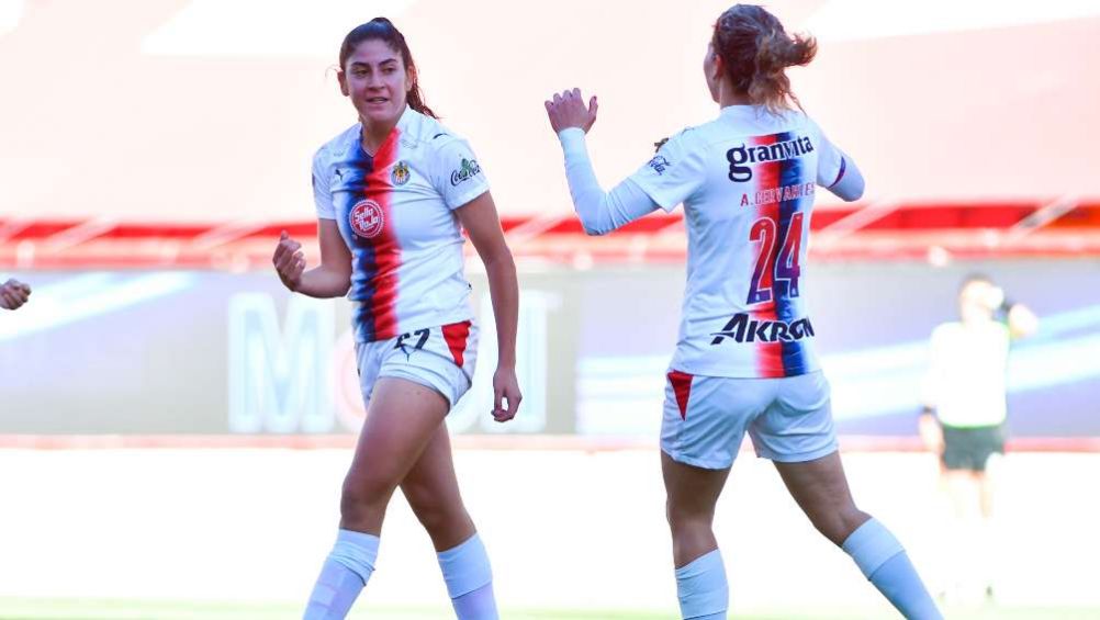 Isabella Gutiérrez y Alicia Cervantes en festejo con Chivas