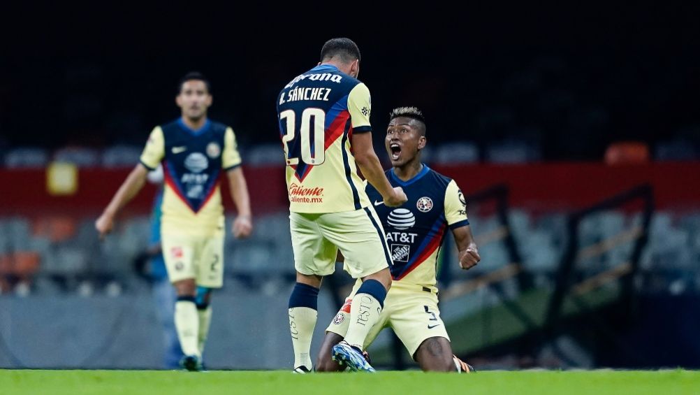 Richard Sánchez y Pedro Aquino festejando el gol a favor del América