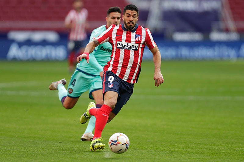 Luis Suárez durante un duelo con el Atlético de Madrid 