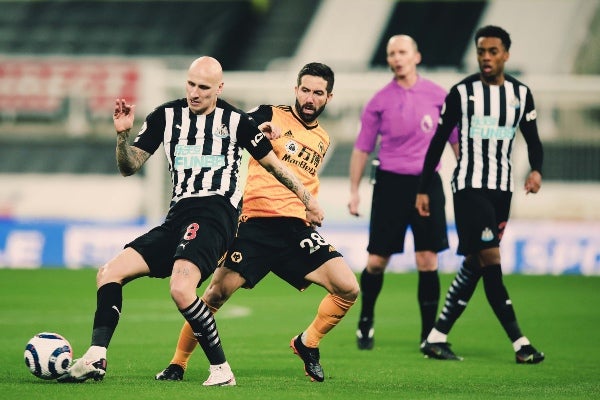 Newcastle en acción contra los Wolves