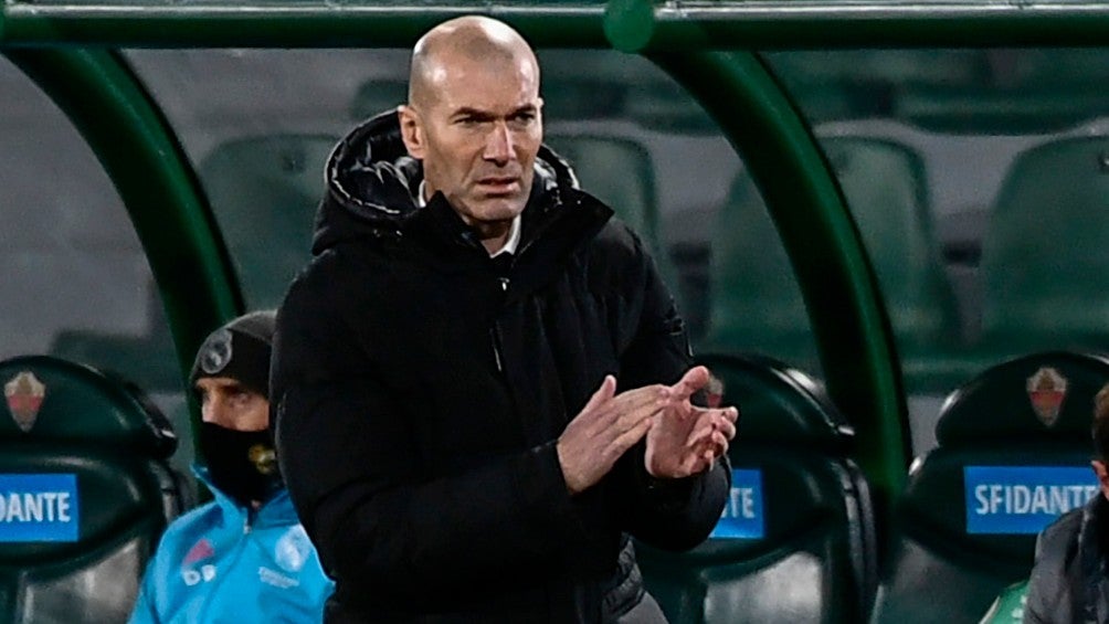 Zinedine Zidane, técnico del Real Madrid, aplaude durante partido