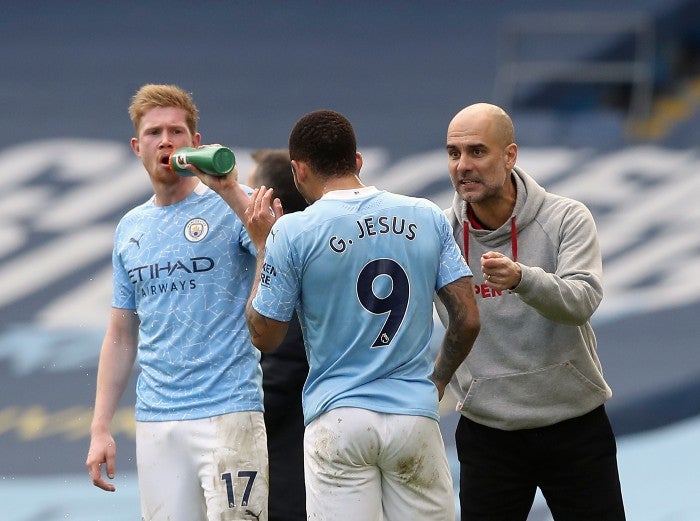 Guardiola da indicaciones a sus jugadores