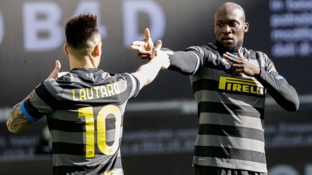 Lautaro Martínez y Romelu Lukaku festejando un gol a favor del Inter