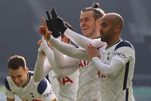 Bale celebrando con sus compañeros del Tottenham tras juego contra Burnley