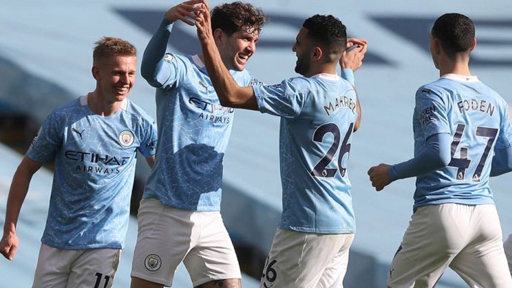 Jugadores del Manchester City festejan una anotación