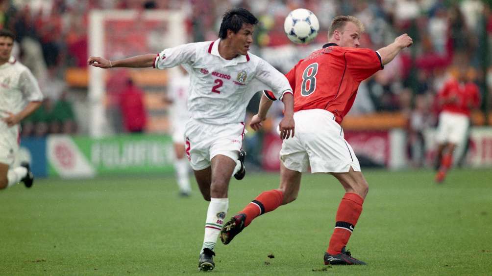 Claudio Suárez en acción con Selección Nacional