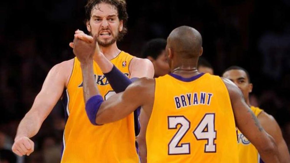 Pau Gasol festeja una naotación con Kobe Bryant 