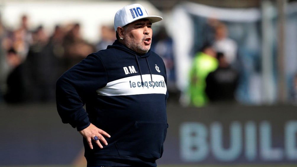 Diego Maradona durante un partido con Gimnasia y Esgrima 