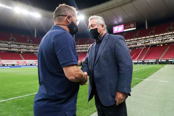 Vucetich saluda a Lillini antes del partido