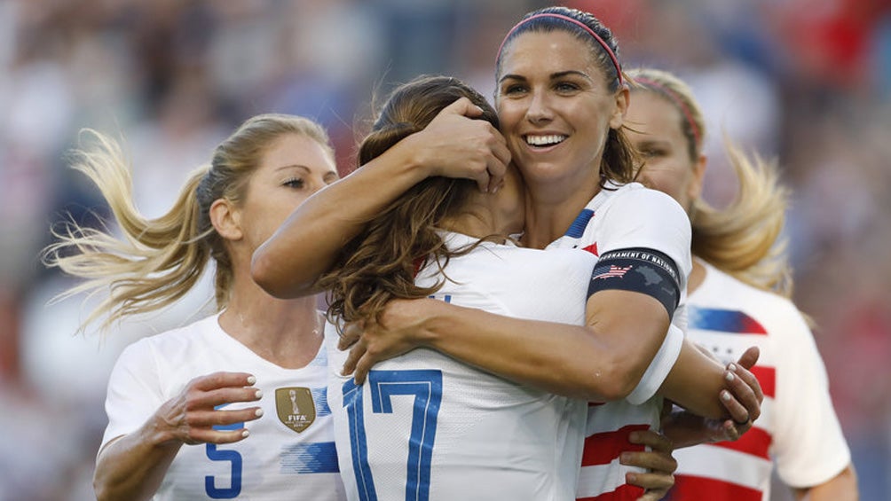 Alex Morgan festeja una anotación