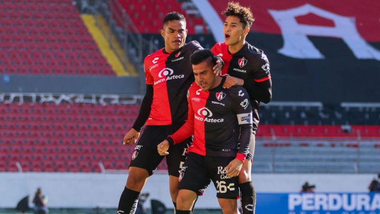 Jugadores de Atlas festejan el gol de Rocha 