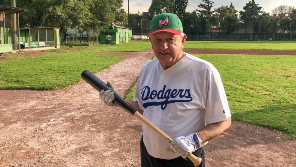 Video: AMLO se 'escapó' para practicar beisbol