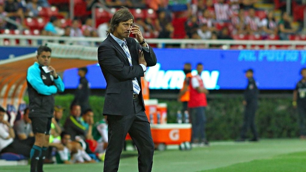 Almeyda en un partido con Chivas