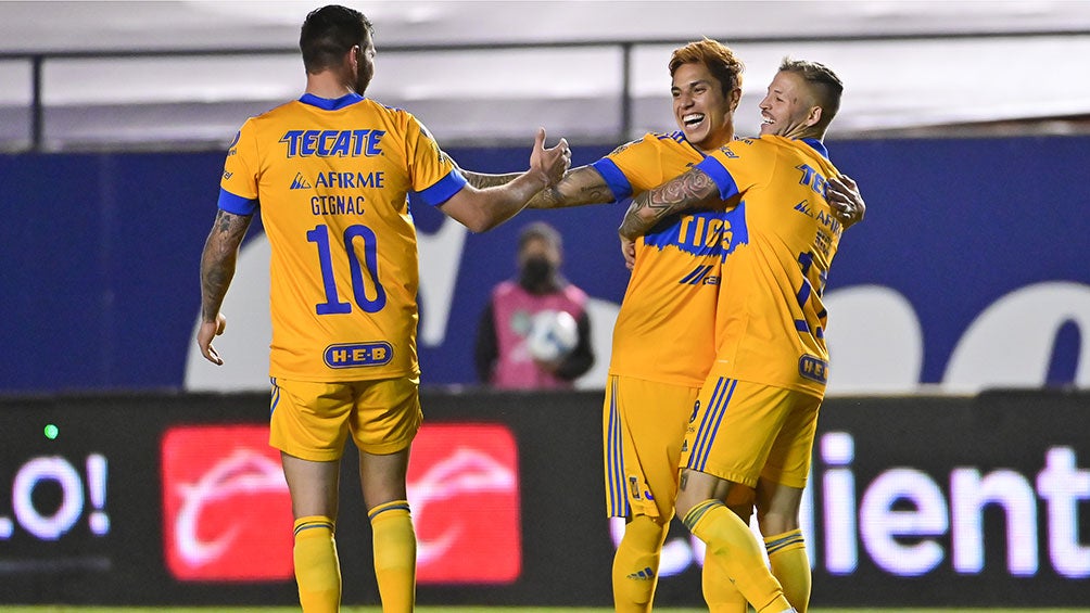 Jugadores de Tigres festejan un gol