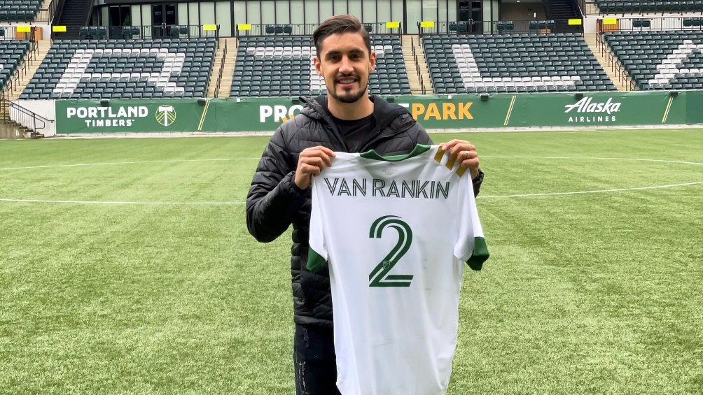 Josecarlos Van Rankin posa en presentación con los Portland Timbers