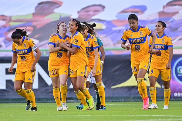 Jugadoras de Tigres festejan un gol