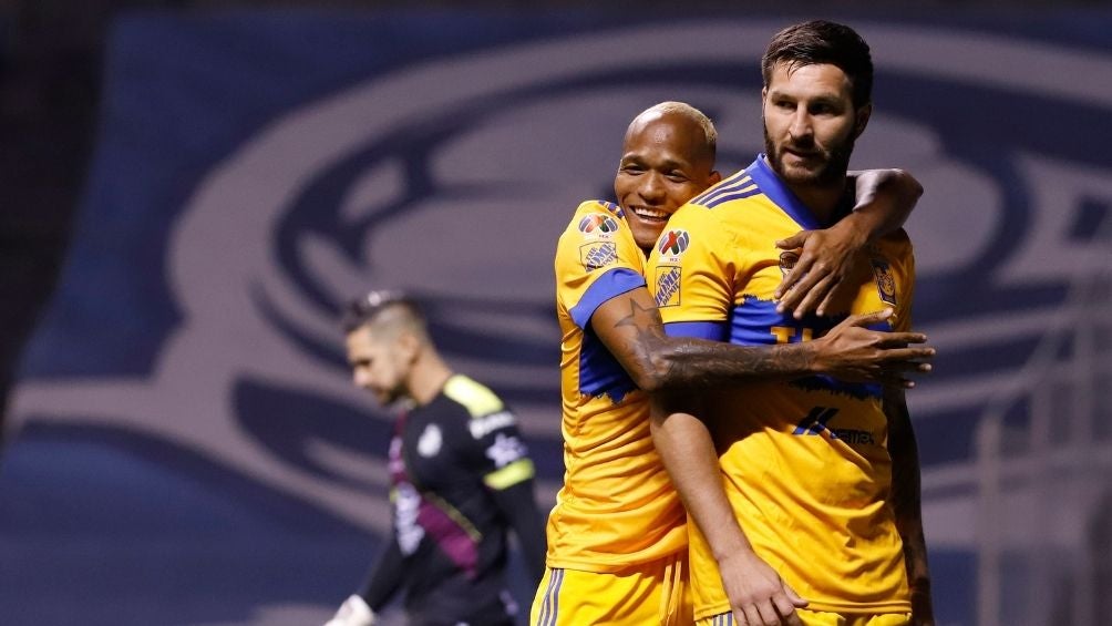 Gignac y Quiñónes festejan el gol Felino