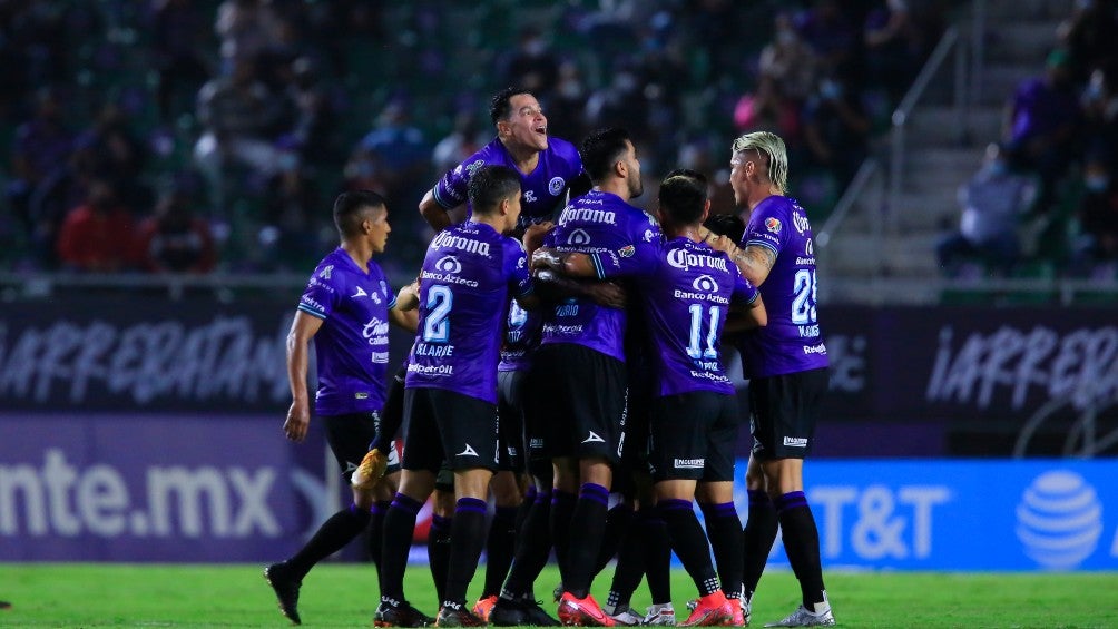 Jugadores de Mazatlán celebran un gol