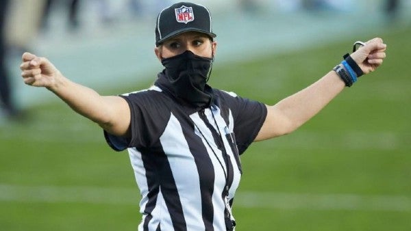 Sarah Thomas en actividad de la NFL 