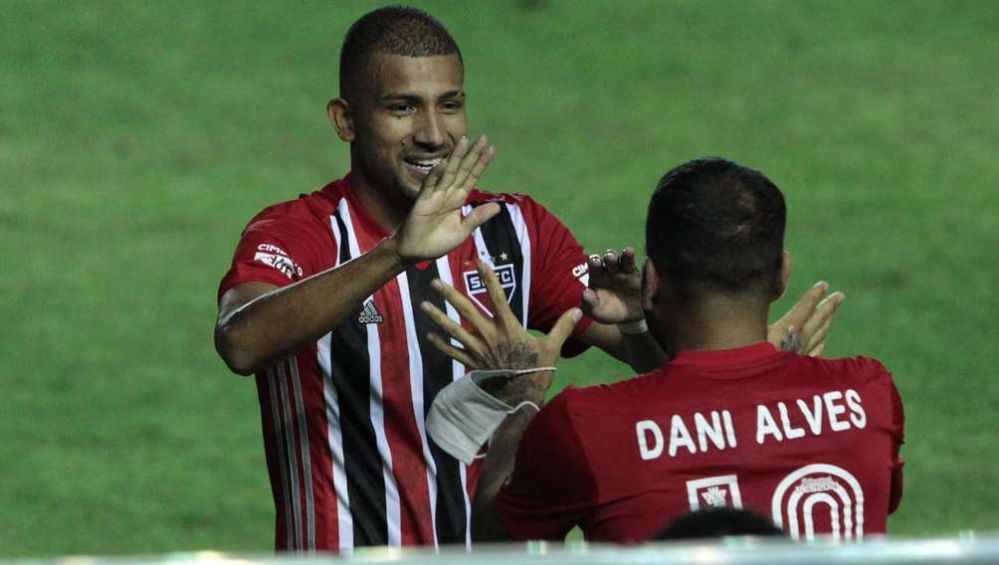 Joao Rojas y Dani Alves en festejo