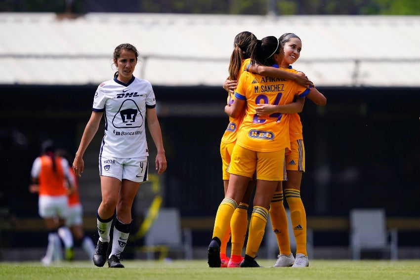 Jugadoras de Tigres celebrando el cuarto gol a favor