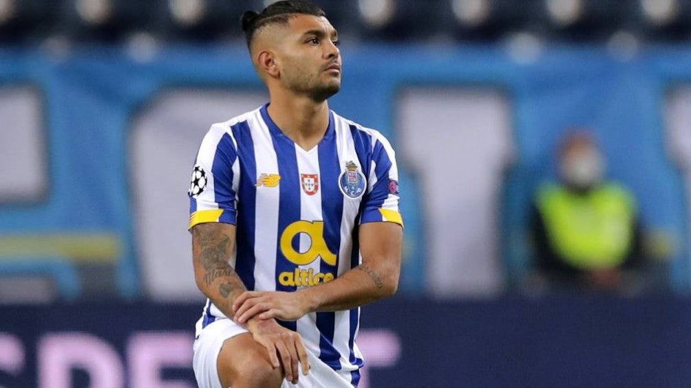 Tecatito Corona: Abandonó juego del Porto por choque de cabezas