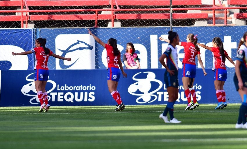 Jugadoras del Atlético San Luis festejando un gol a favor