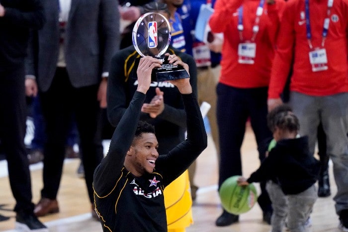 Antetokounmpo levanta el trofeo de MVP del partido